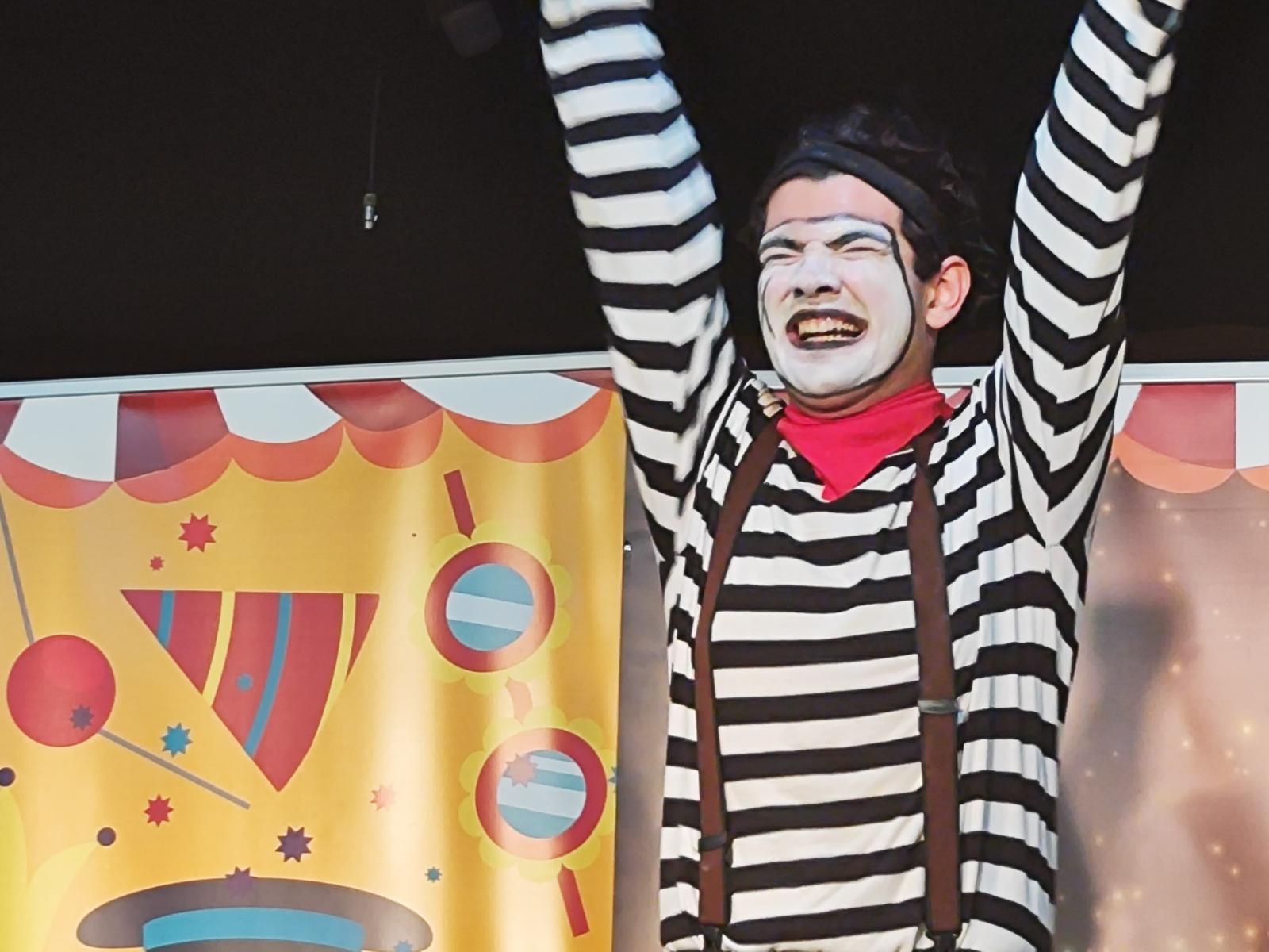 Mini Dance, Clown and Juggling Show
